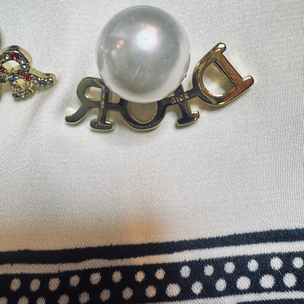 Dior Gold Logo Pearl Double-Sided Stud Earrings - Picture 7 of 7